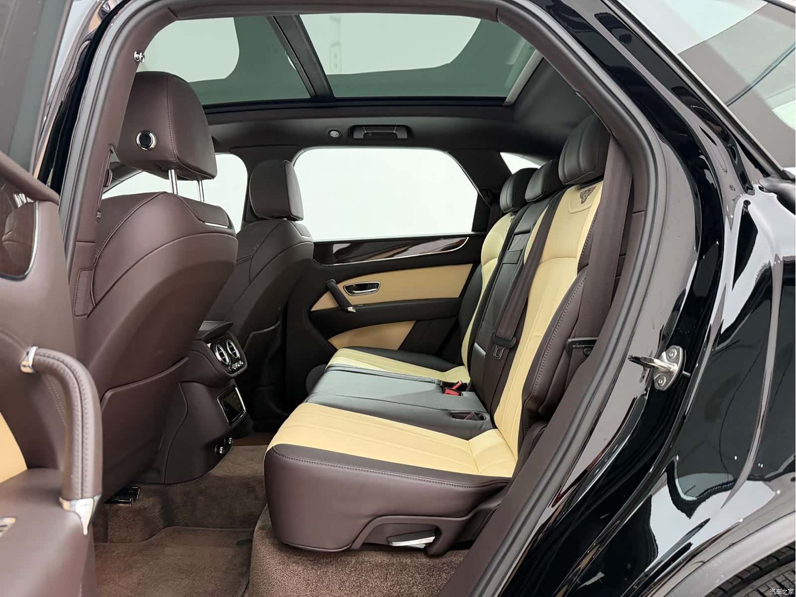 Bentley Bentayga, 2019 17
