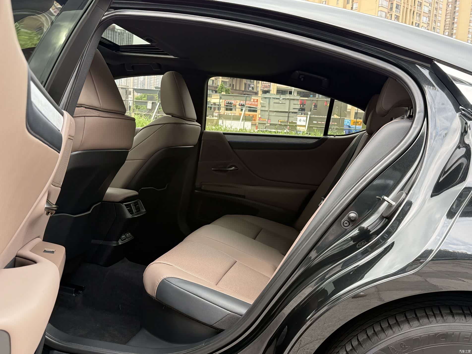 Lexus ES, 2025 7