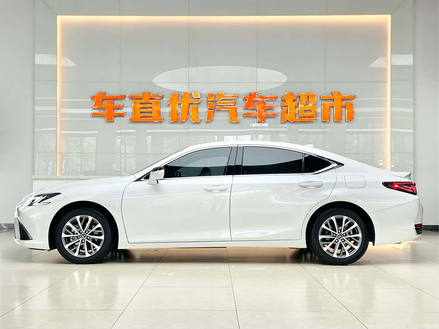 Lexus ES, 2025 4