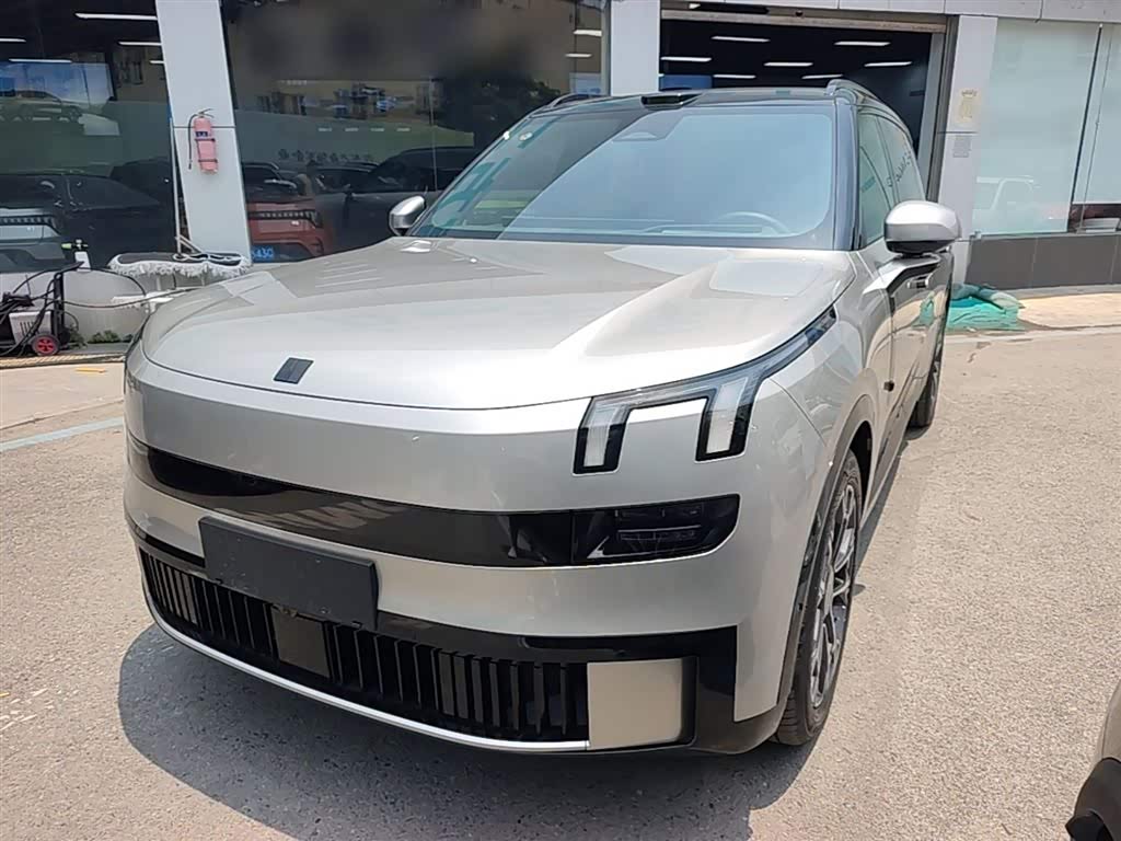 Lynk & Co 900