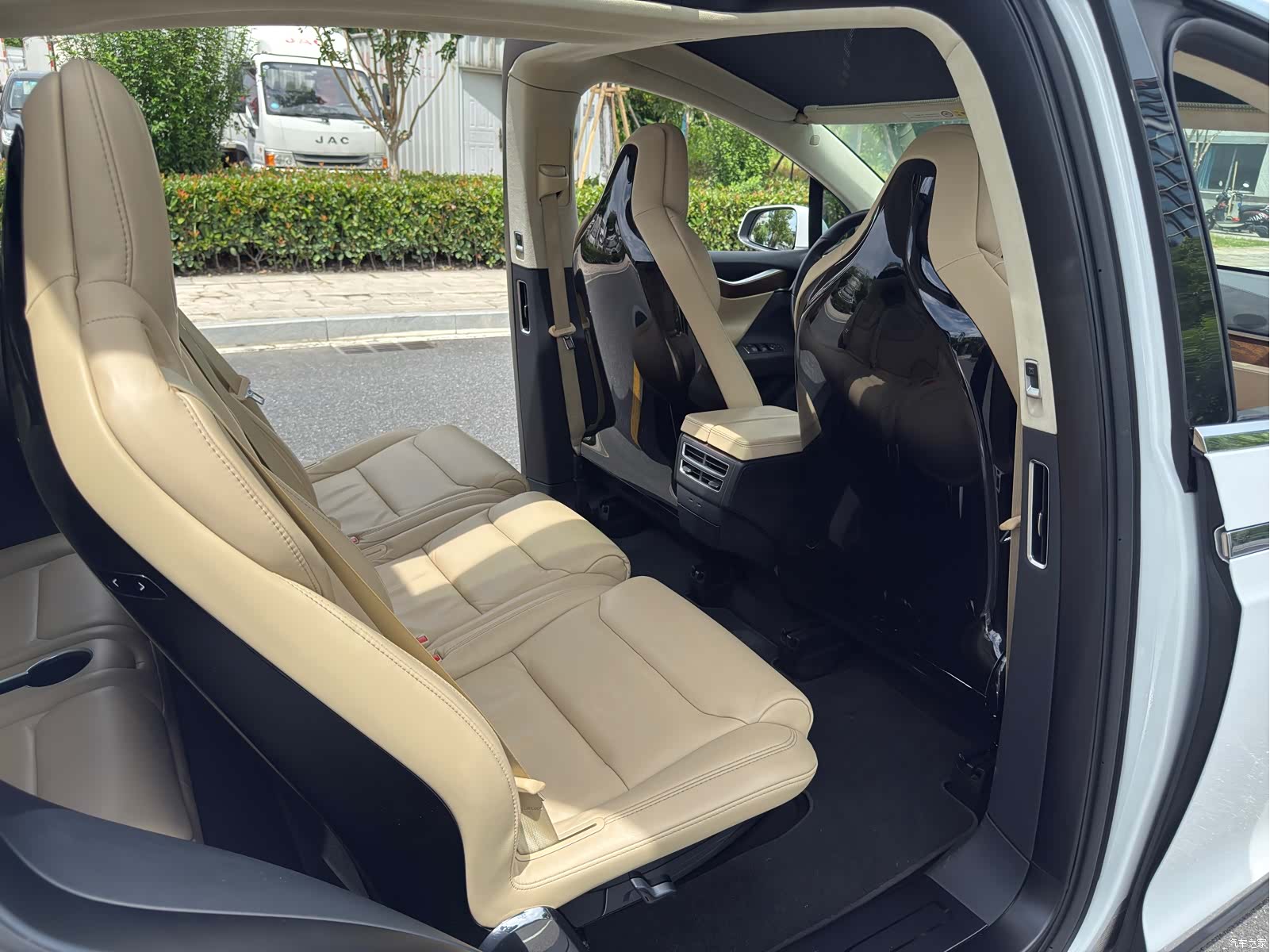 Tesla Model X, 2017 19