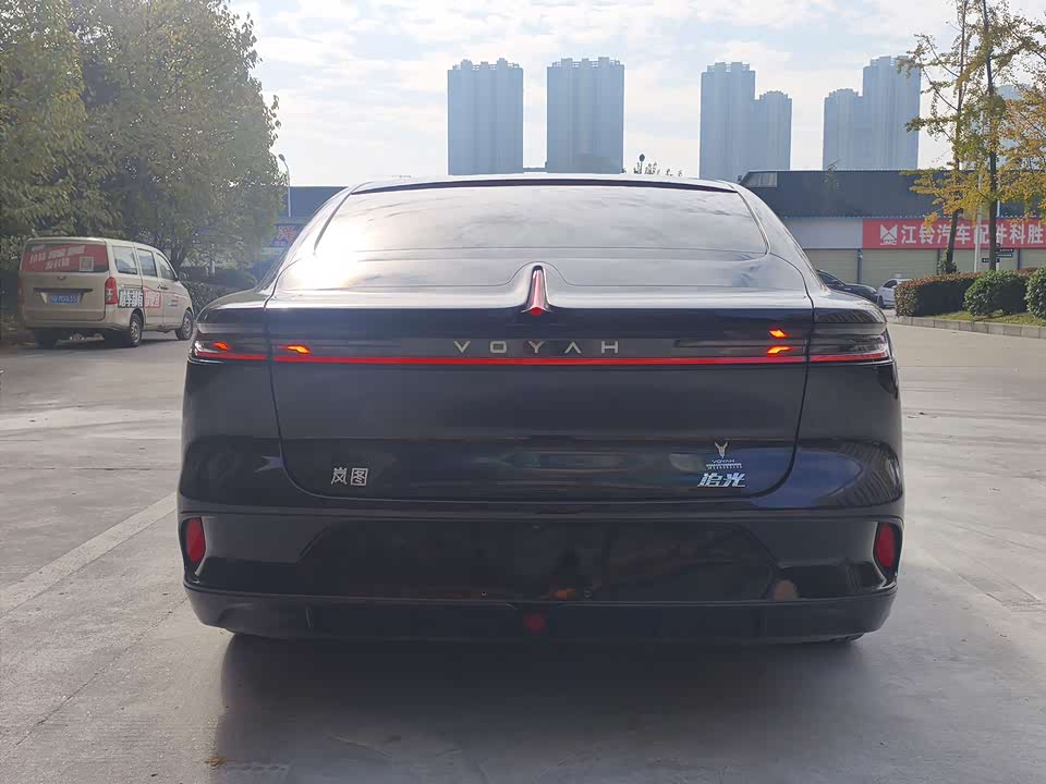 VOYAH Lantu chasing light