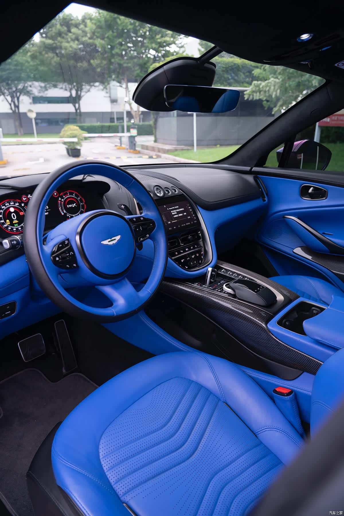 Aston Martin DBX, 2022 8