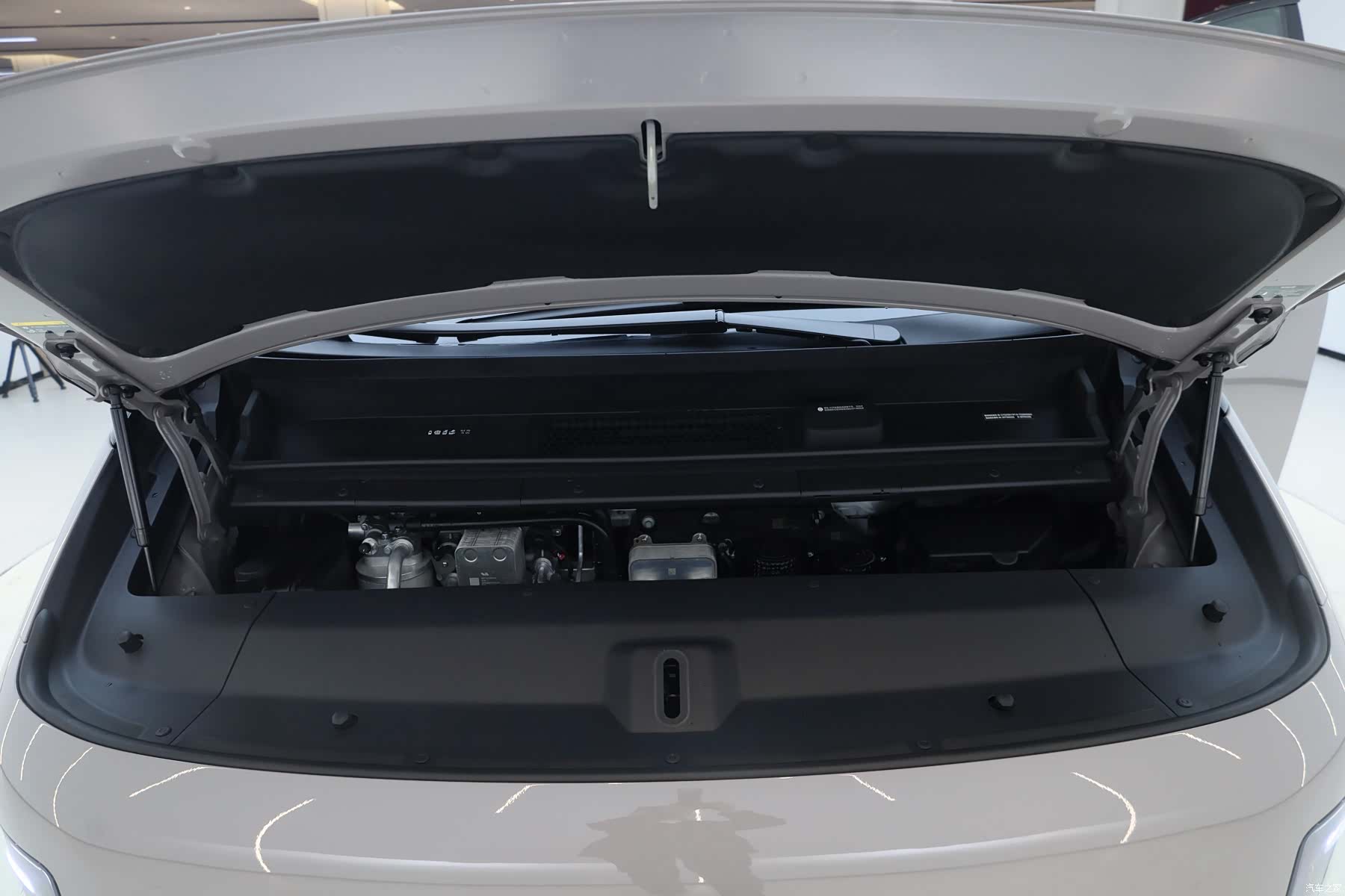 Li Auto MEGA, 2025 22