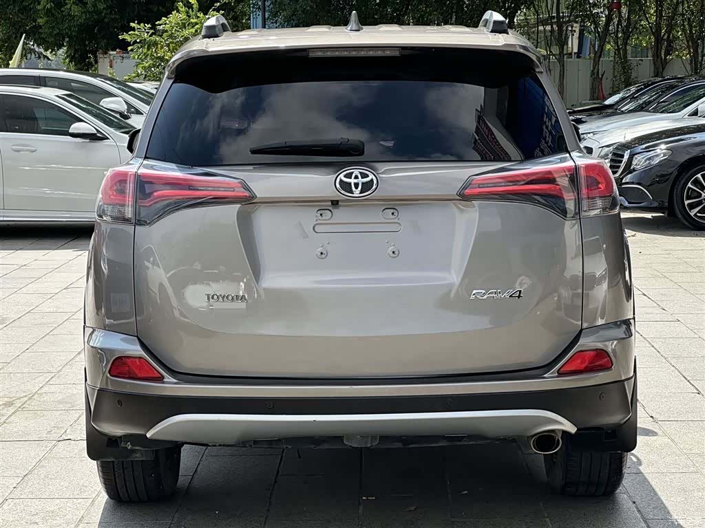 Toyota RAV4, 2017 все фото