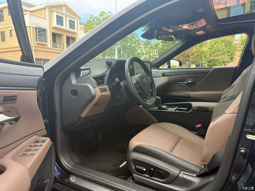 Lexus ES, 2025 4