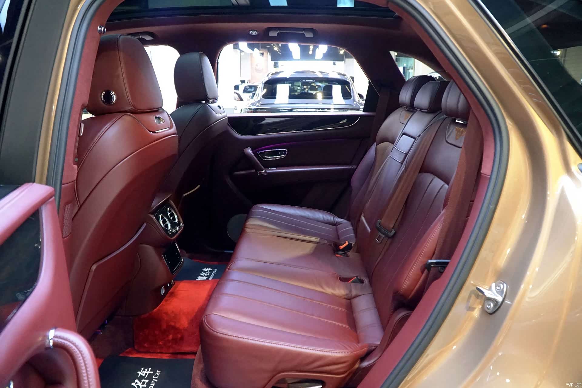 Bentley Bentayga, 2019 11