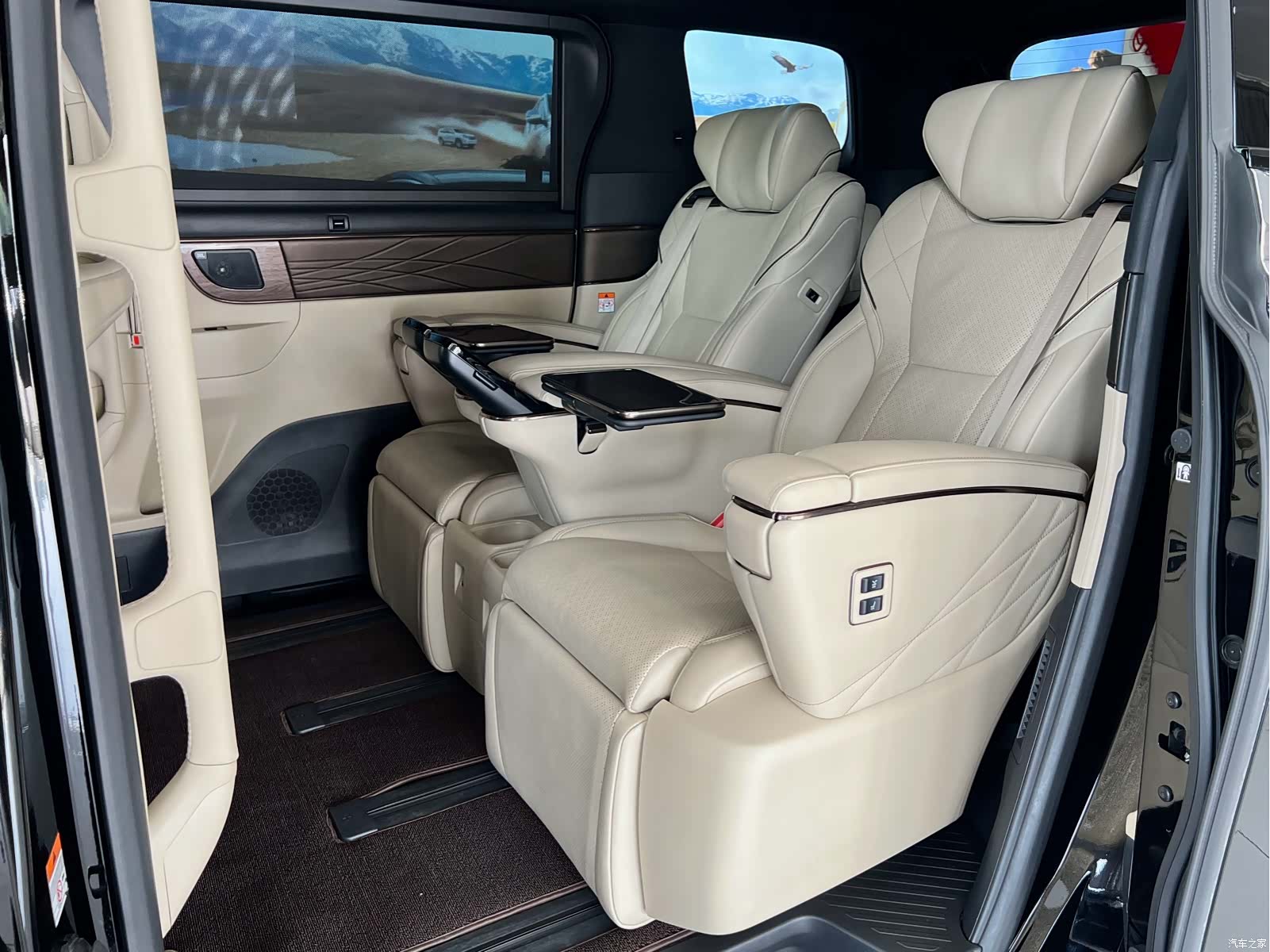 Toyota Alphard, 2025 12