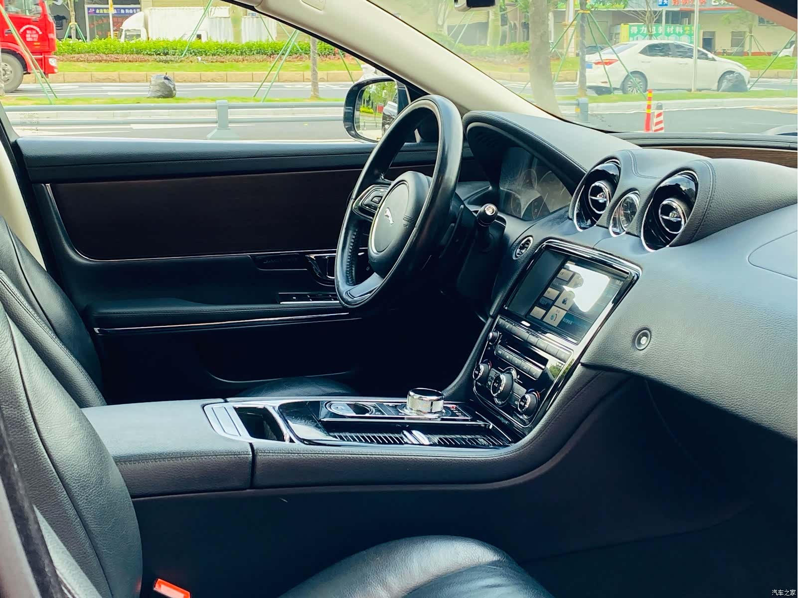 Jaguar XJ, 2015 16