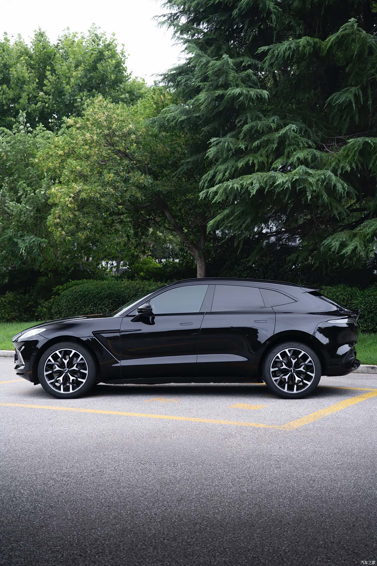 Aston Martin DBX, 2022 4