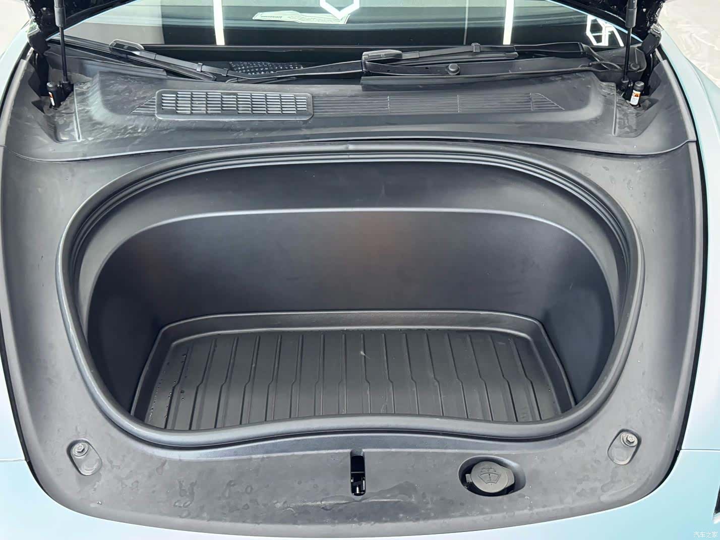 Tesla Model 3, 2025 10