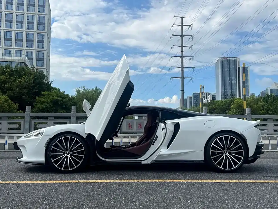 McLaren GT