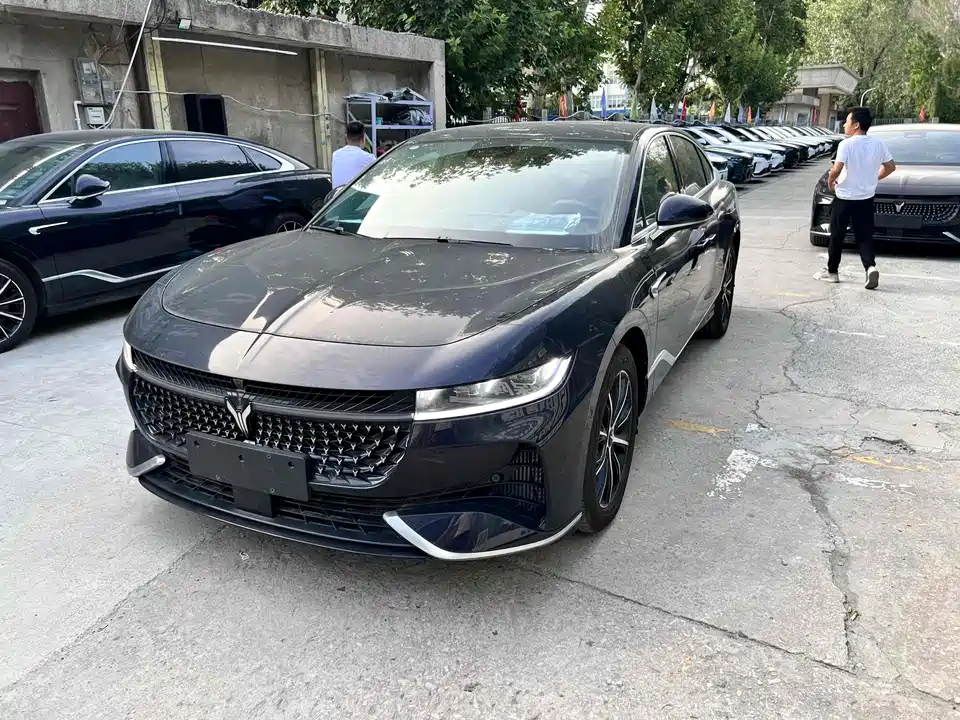 VOYAH Lantu chasing light