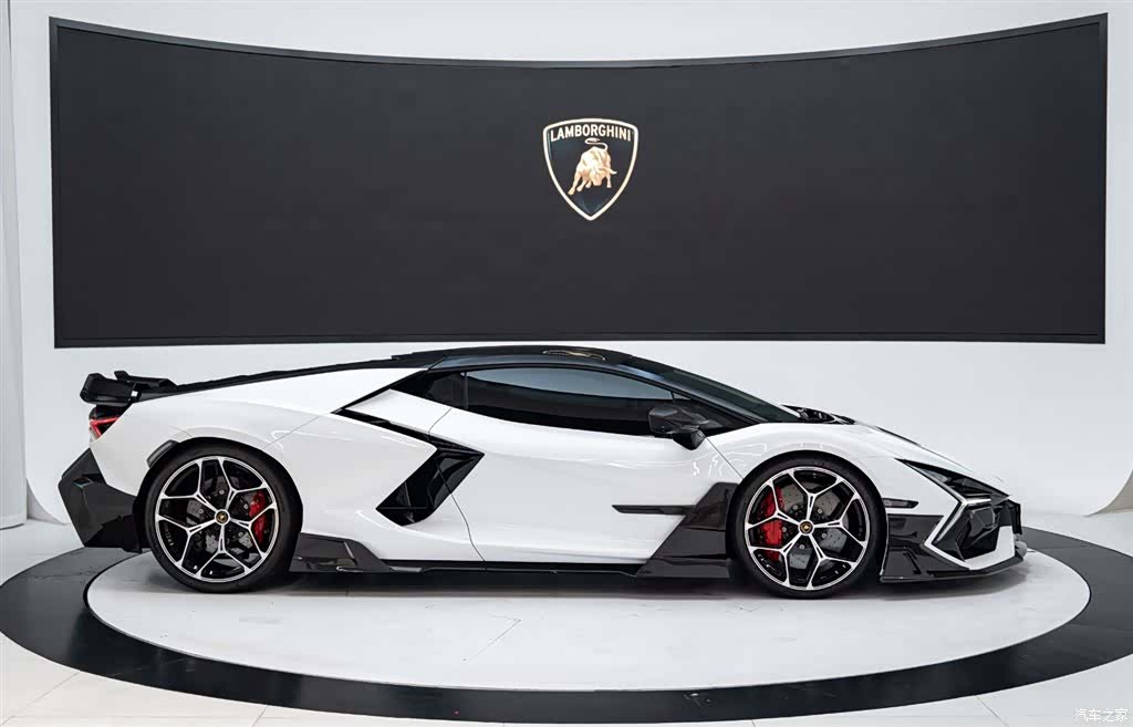 Lamborghini Revuelto, 2025 8