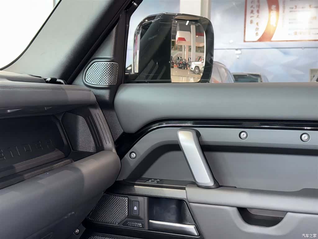 Land Rover Defender, 2024 7