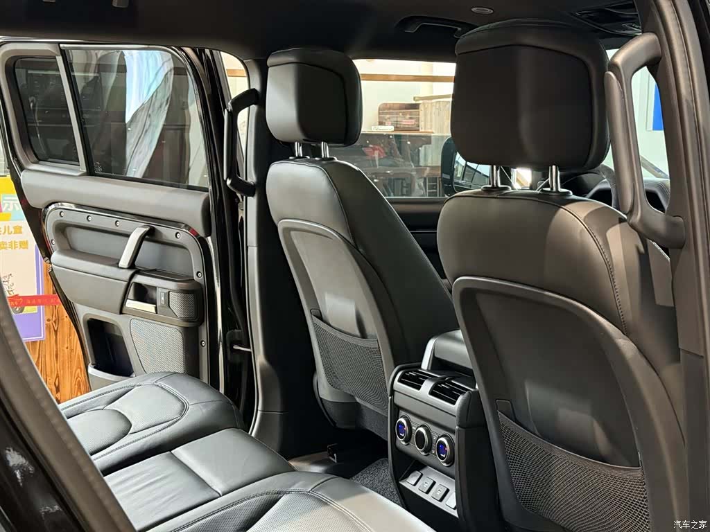 Land Rover Defender, 2024 14