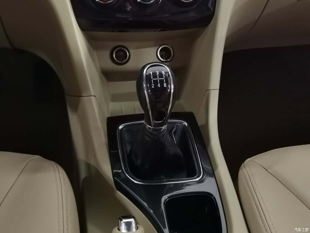 Wuling 730, 2016 13