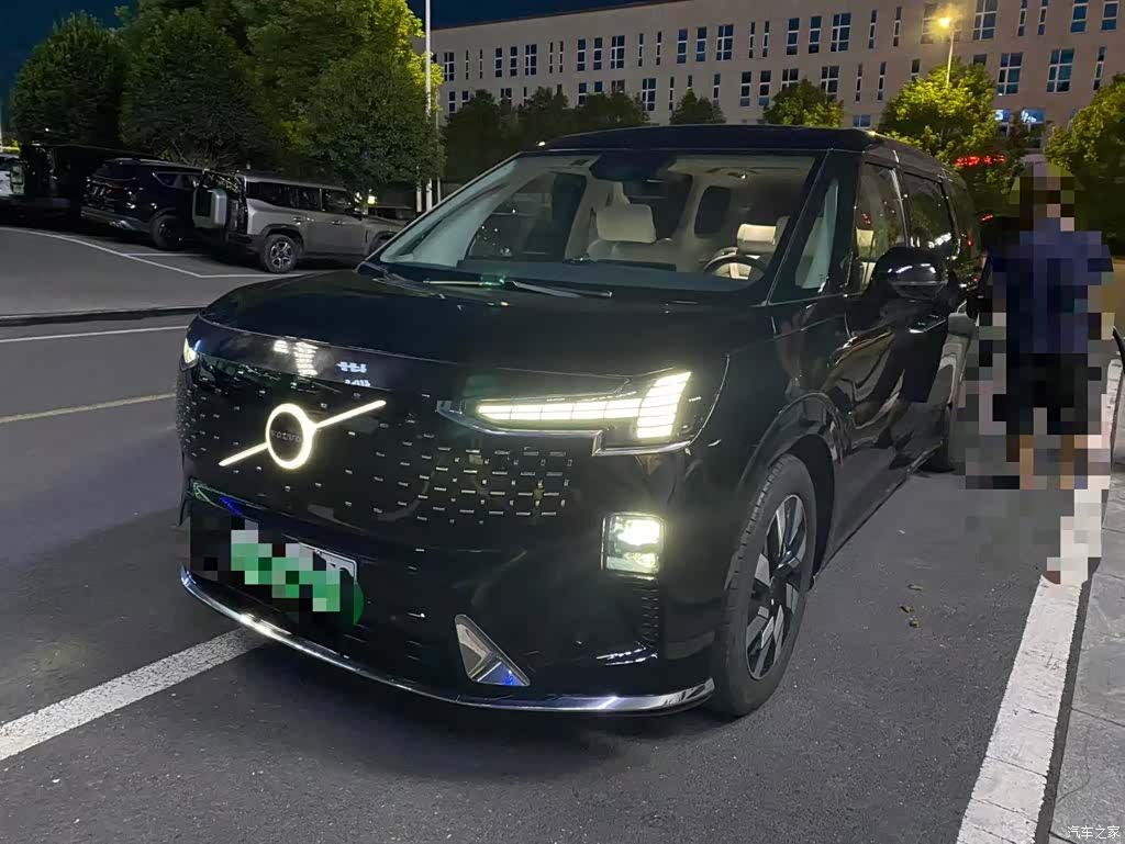 Volvo EM90, 2024 1