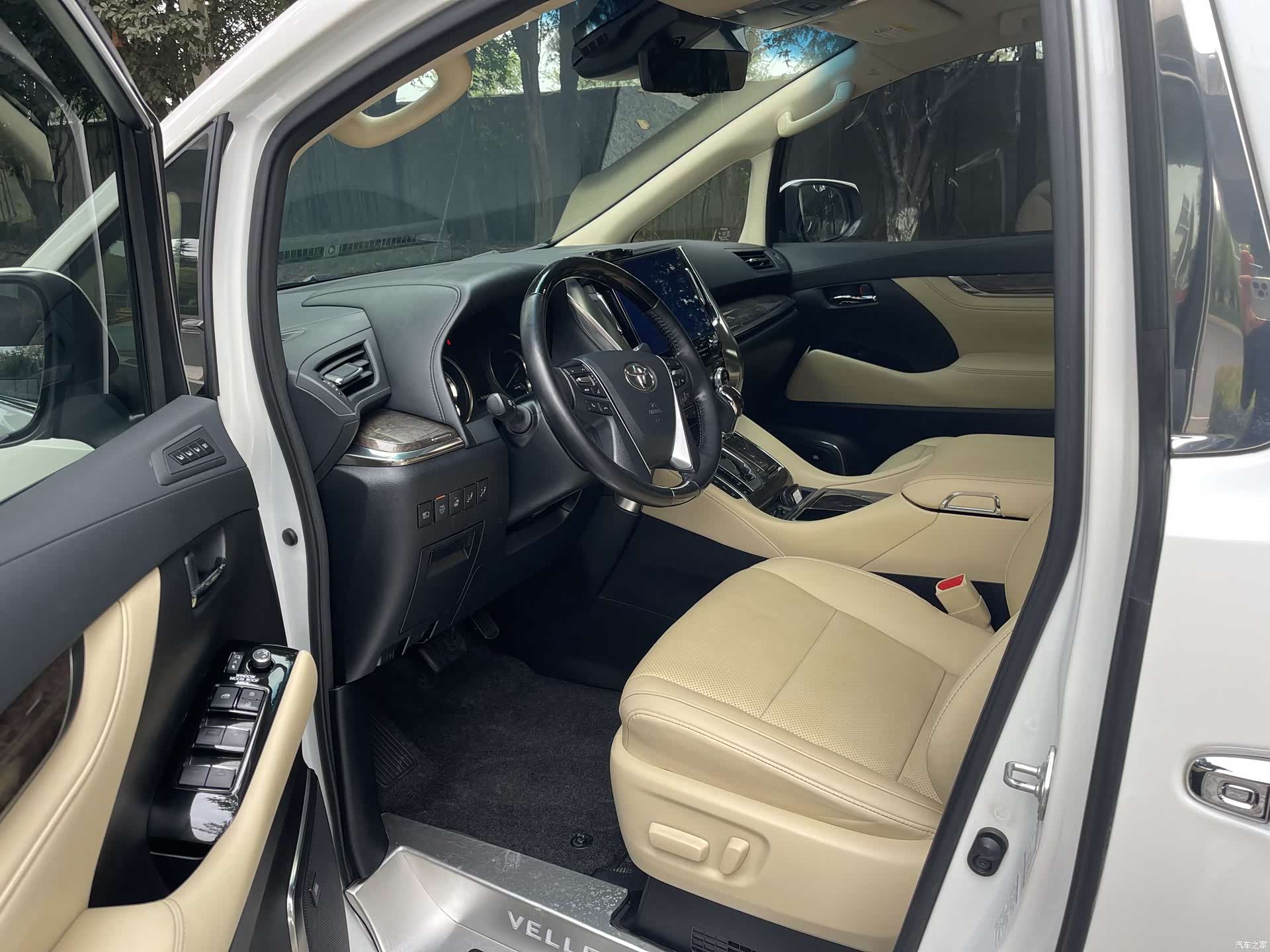 Toyota Vellfire, 2022 3