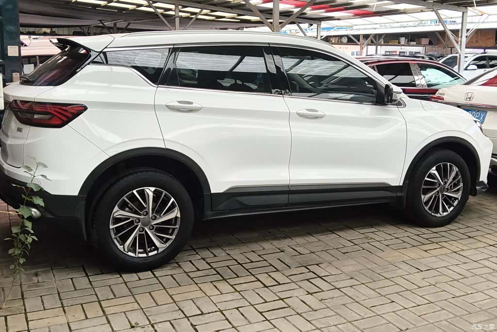Geely Coolray, 2022 3