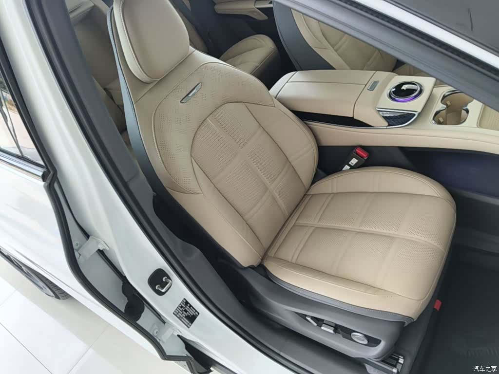 Hongqi 08, 2025 25