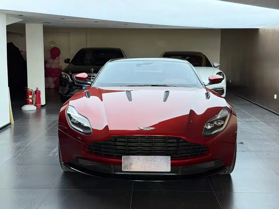 Aston Martin DB11