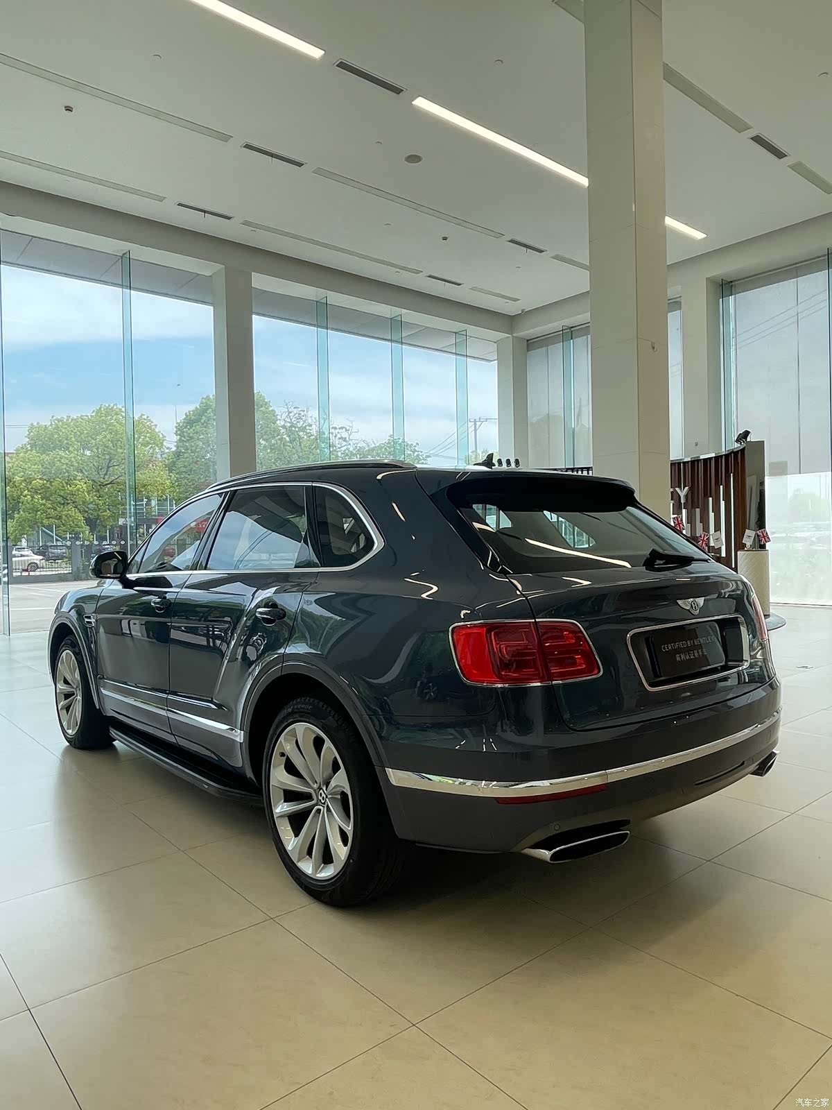 Bentley Bentayga, 2017 8