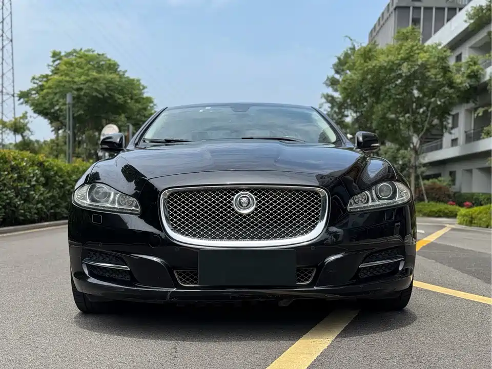Jaguar XJ
