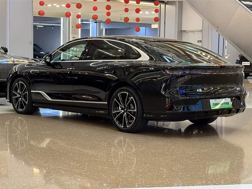 VOYAH Lantu chasing light