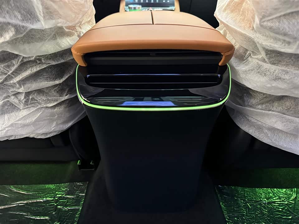 VOYAH Lantu chasing light