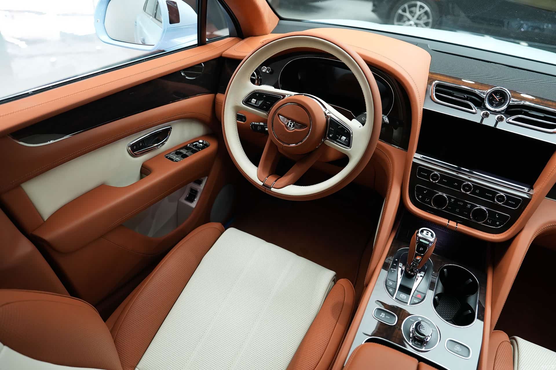 Bentley Bentayga, 2024 16