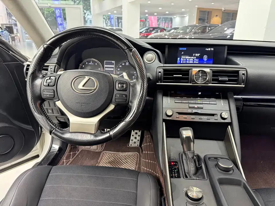 Lexus IS