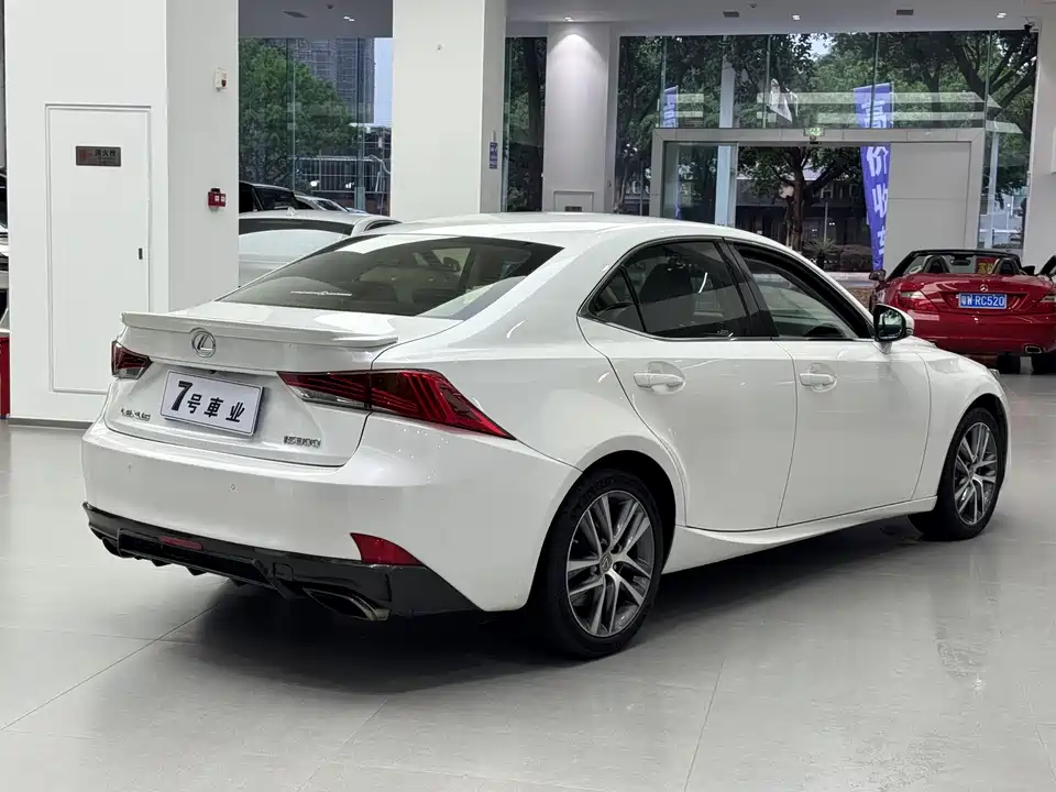 Lexus IS