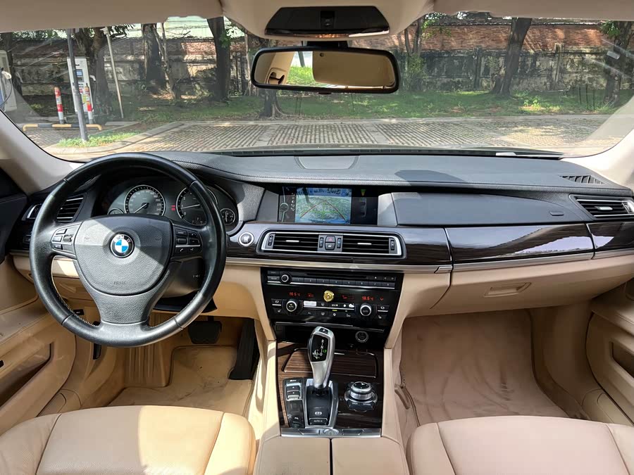 BMW 7-Series 2010, фото 8