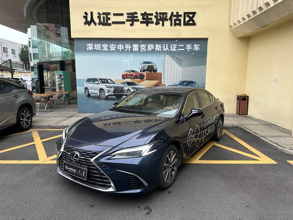 Lexus ES