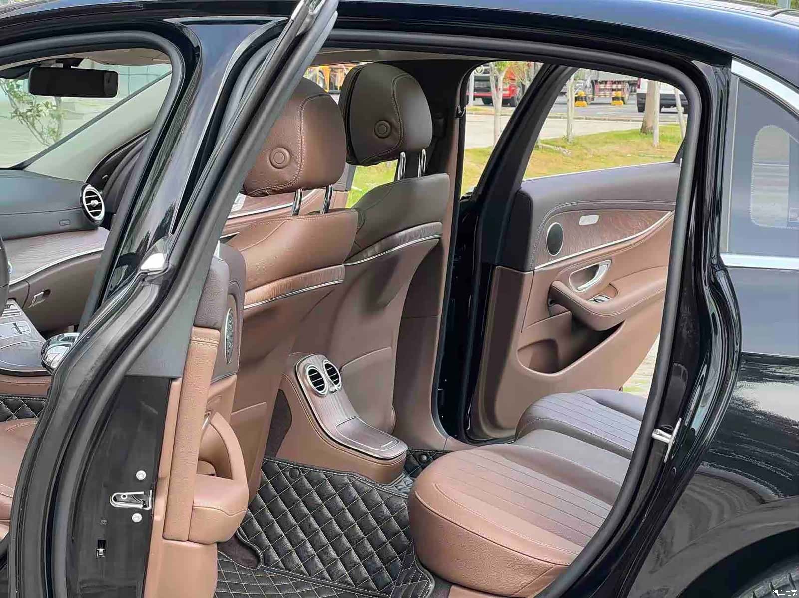 Mercedes-Benz E-Class, 2024 11