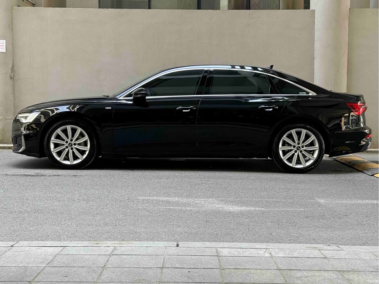 Audi A6L, 2022 3