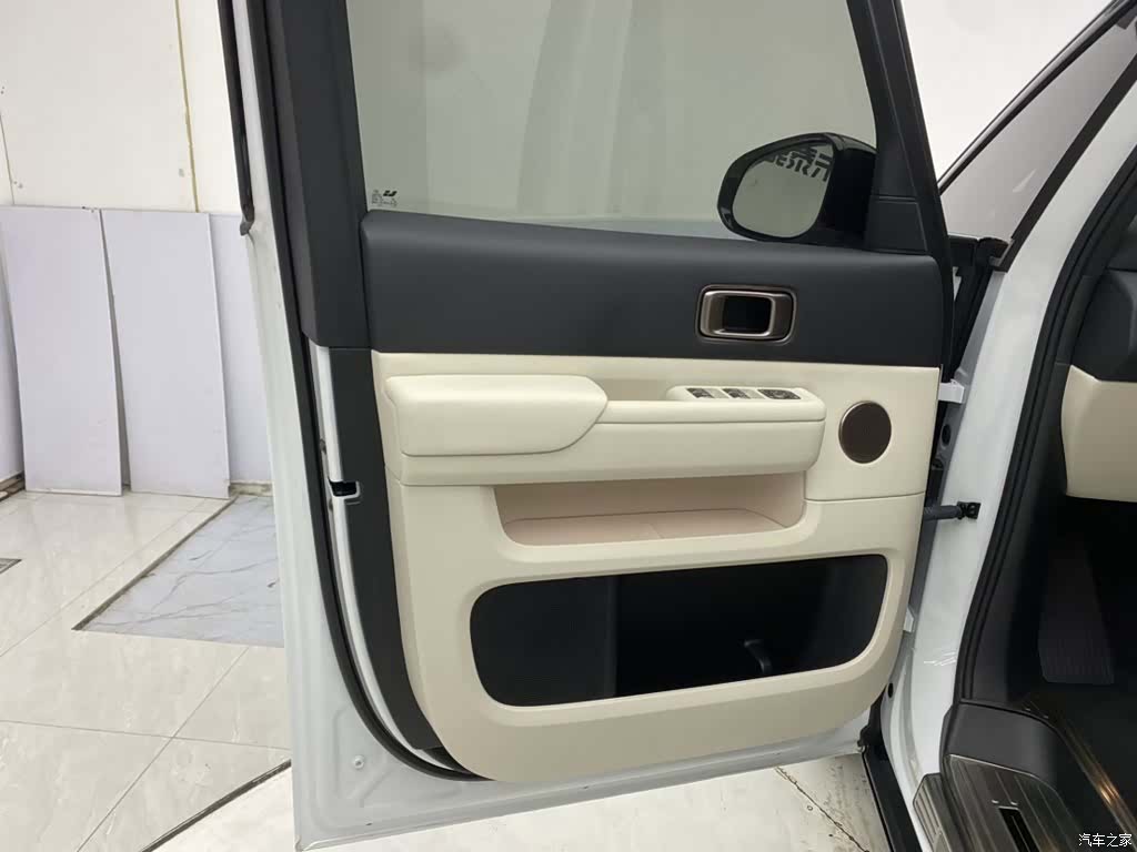 Li Auto MEGA, 2025 16