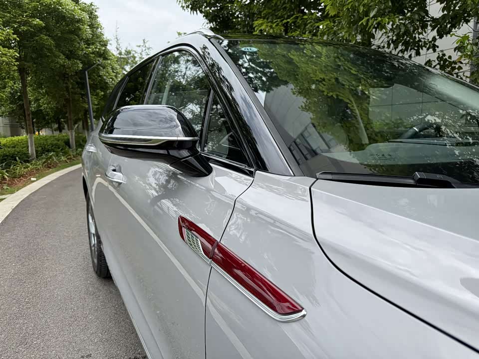 Hongqi HS3