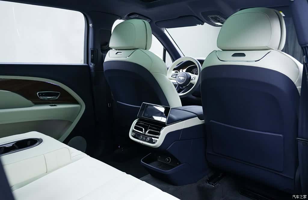 Bentley Bentayga, 2025 24