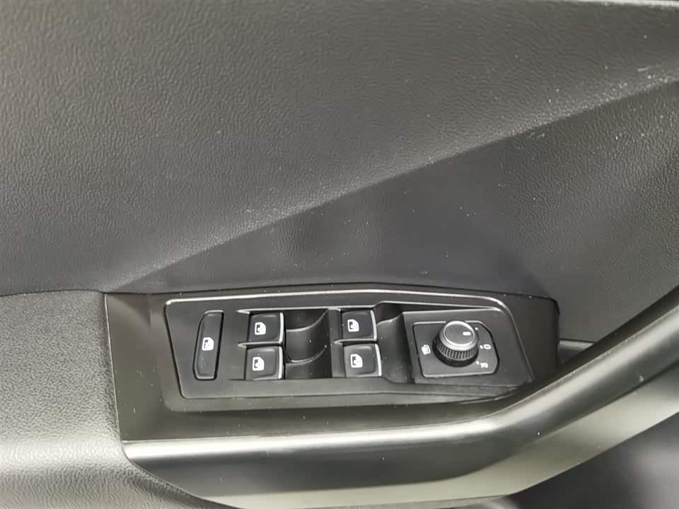 Volkswagen T-ROC exploring Songs