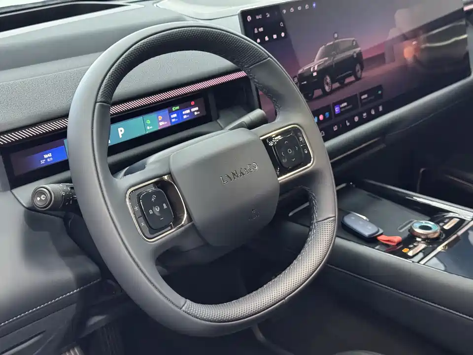Lynk & Co 900