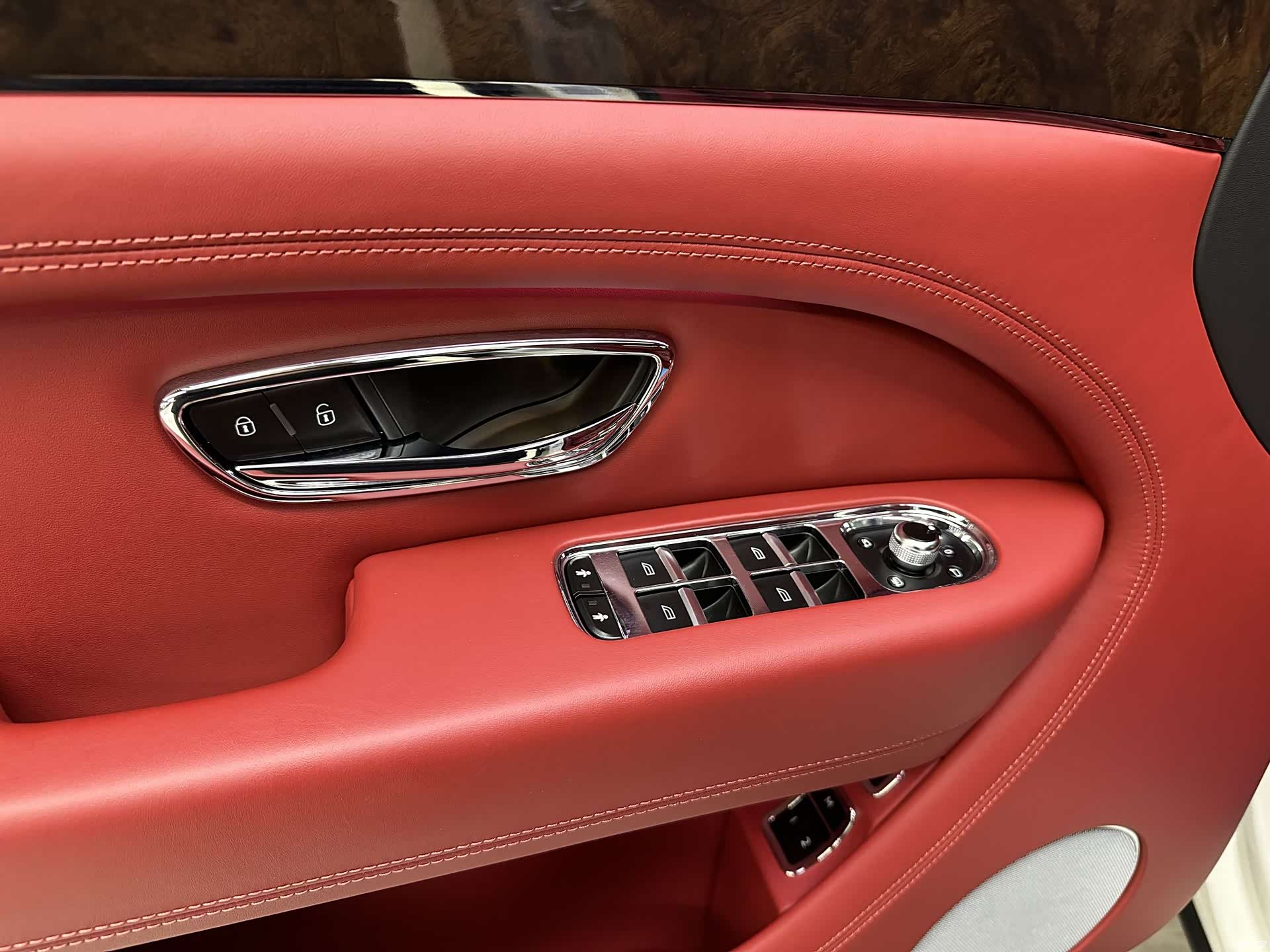 Bentley Bentayga, 2021 11