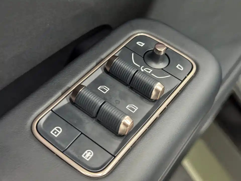 Lynk & Co 900