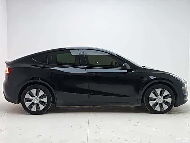 Tesla Model Y, 2023 4