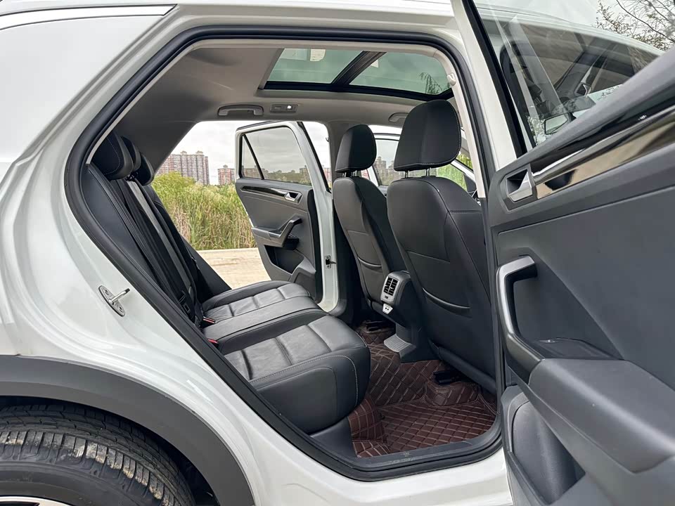 Volkswagen T-ROC exploring Songs