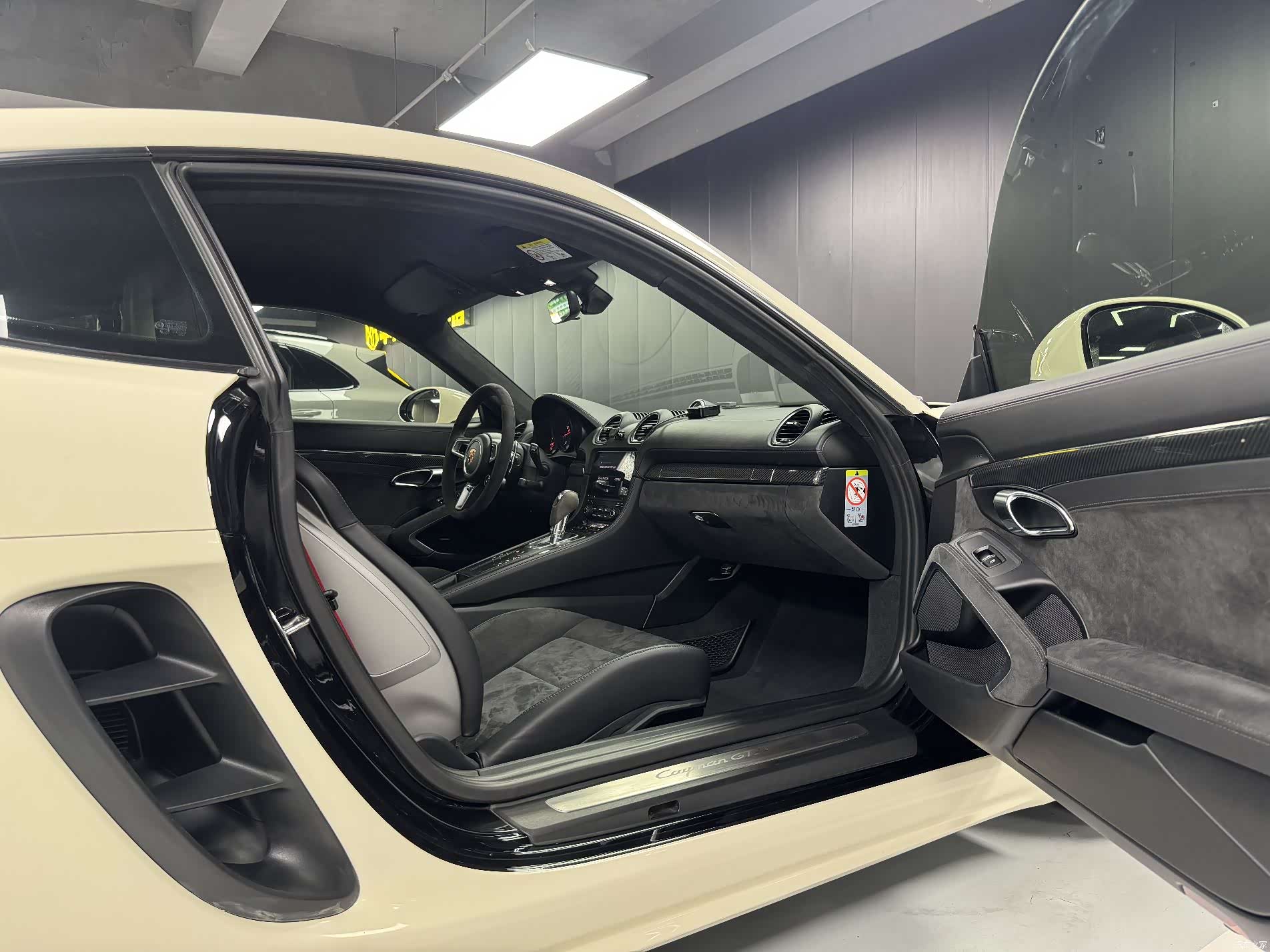 Porsche Cayman, 2018 все фото