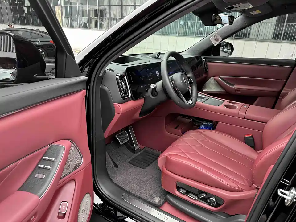 AITO Ask the world M8