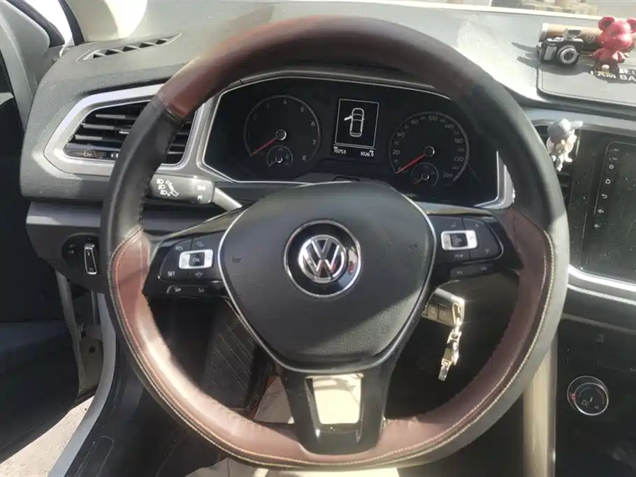 Volkswagen T-ROC exploring Songs