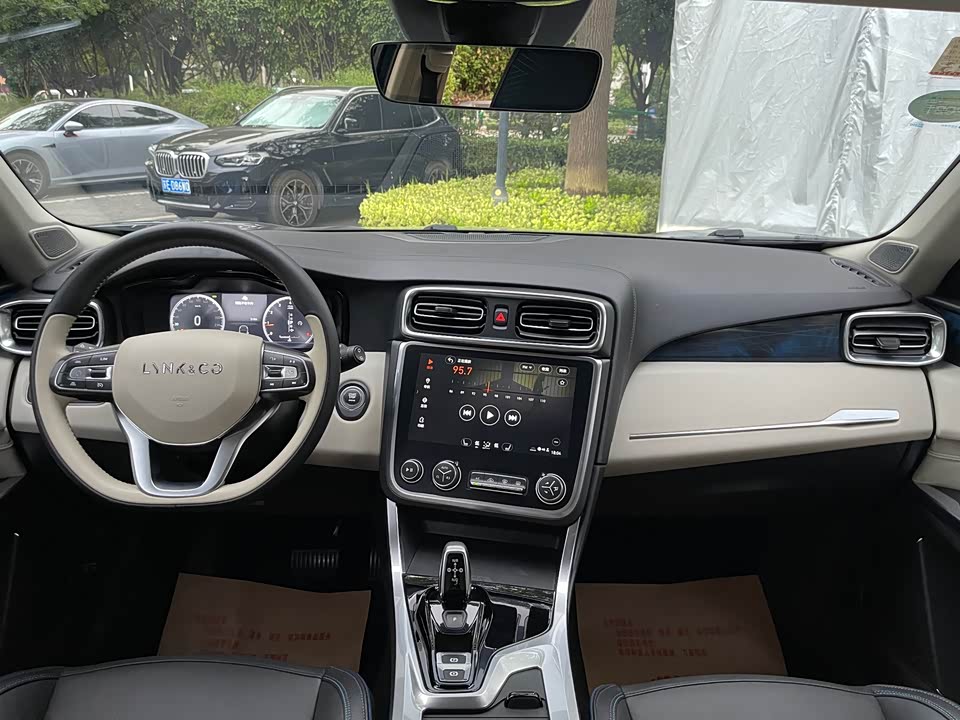 Lynk & Co 01